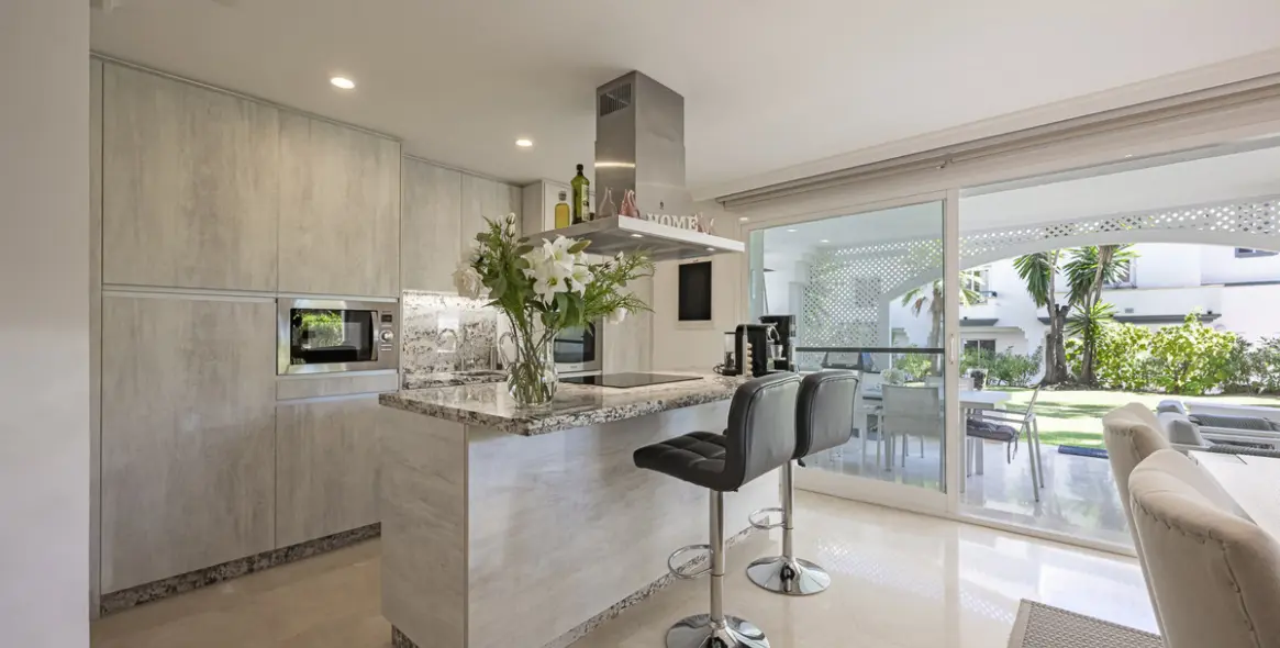 Sale of ground floor apartment in Estepona 18