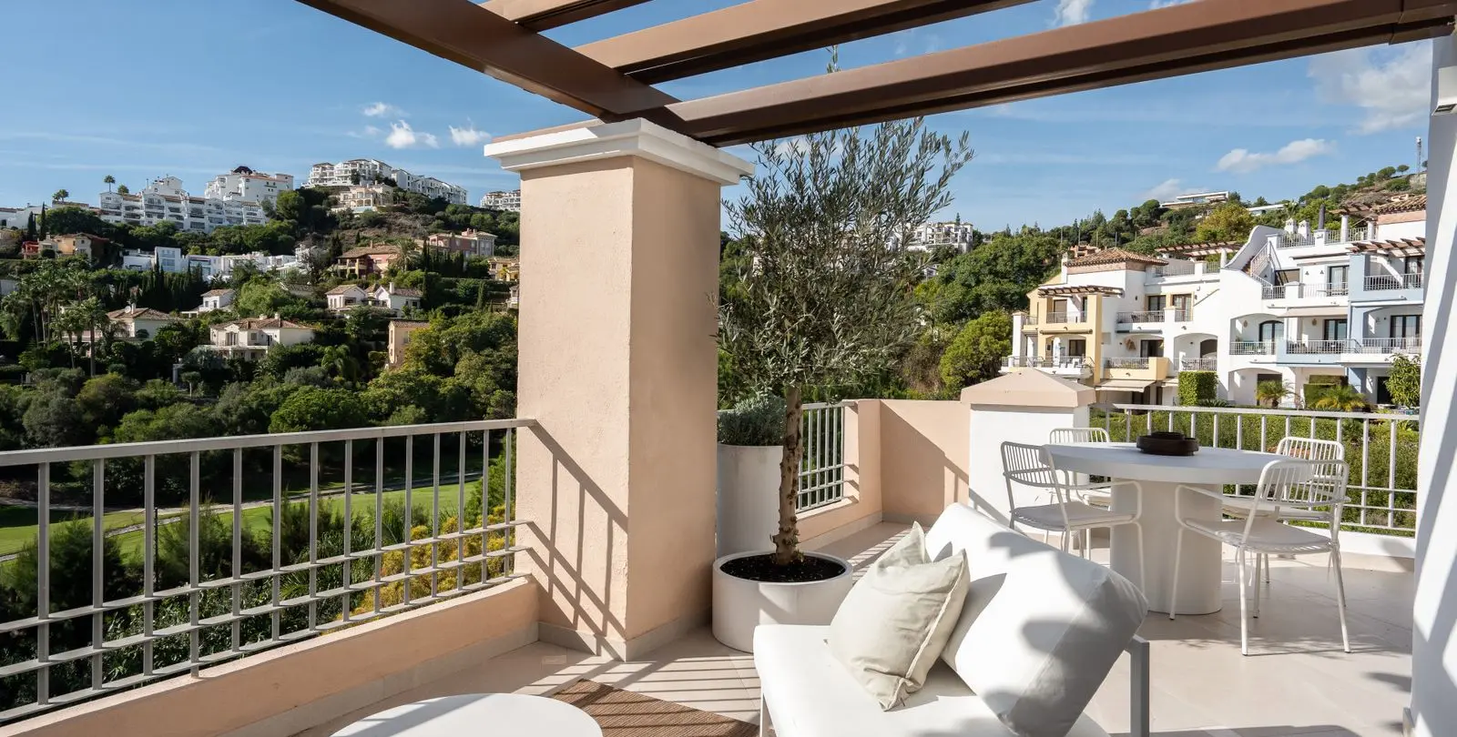 Sale of penthouse in Los Arqueros 7