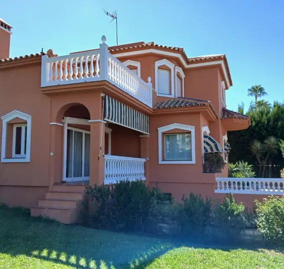 Продажа  отдельно стоящей виллы в Mijas
