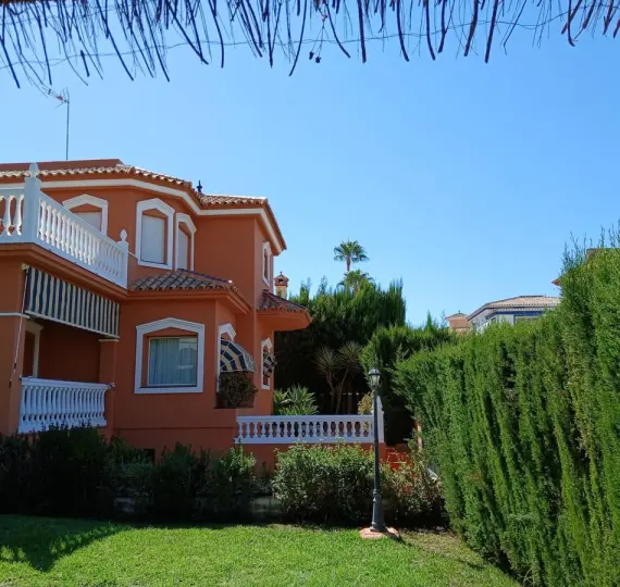 Продажа  отдельно стоящей виллы в Mijas