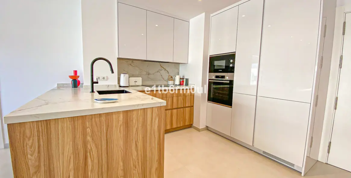 Продажа пентхауса в The Golden Mile 9