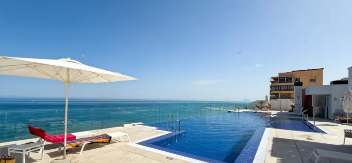 Продажа апартаментов на среднем этаже в Estepona 0