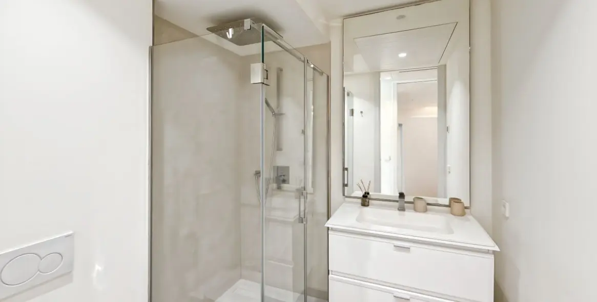 Sale of middle floor apartment in Estepona 42