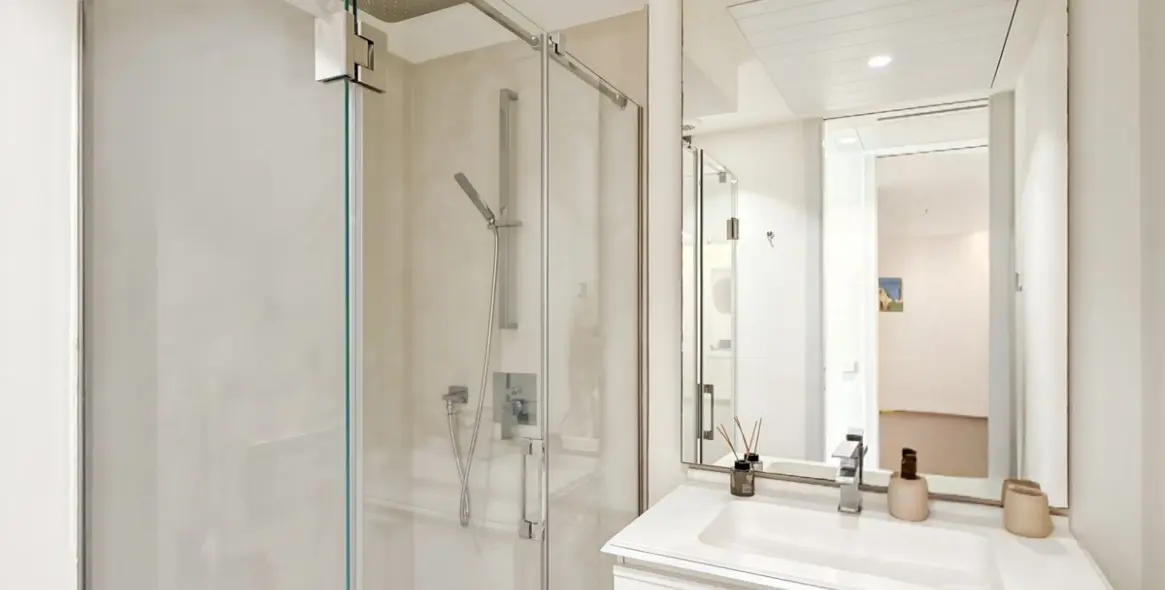 Sale of middle floor apartment in Estepona 44