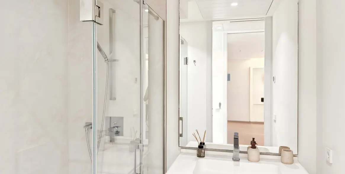 Sale of middle floor apartment in Estepona 45