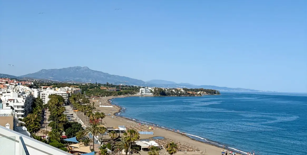 Sale of middle floor apartment in Estepona 55