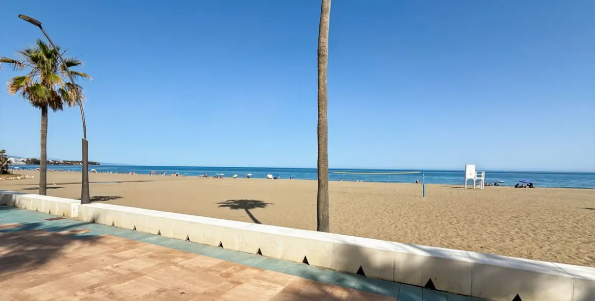 Sale of middle floor apartment in Estepona 64