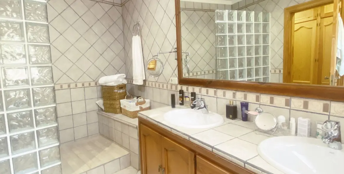 Продажа  отдельно стоящей виллы в Marbella East (район Elviria) 6