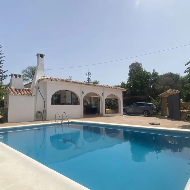 Продажа  отдельно стоящей виллы в Elviria