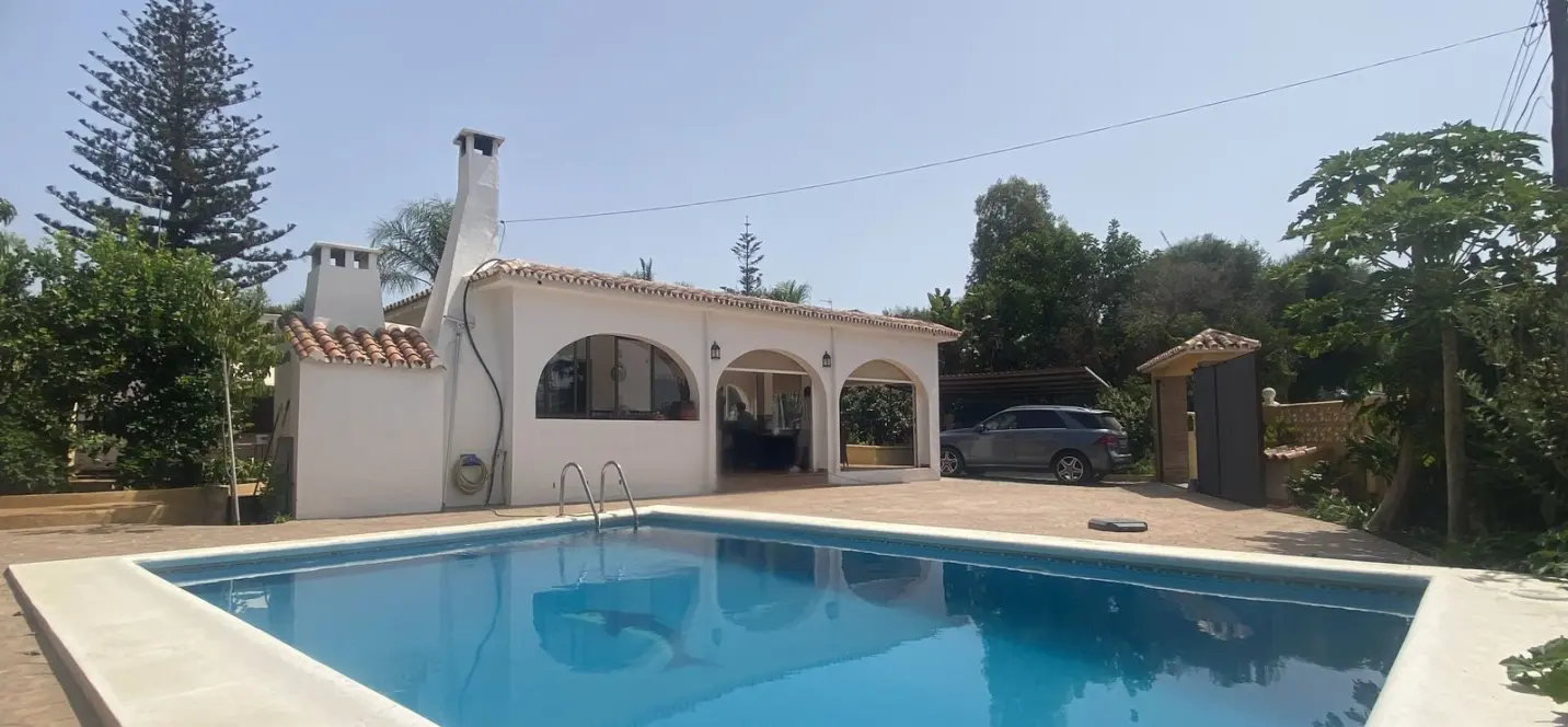 Продажа  отдельно стоящей виллы в Elviria 0