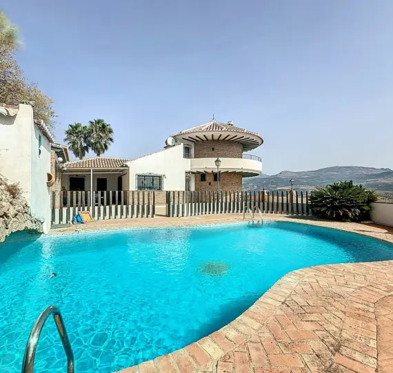 Detached villa R5131735