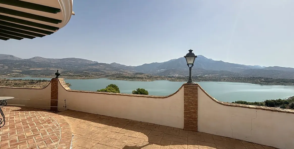 Sale of detached villa in La Viñuela 3