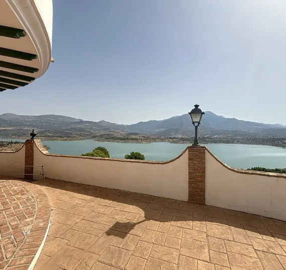 Detached villa R5131735