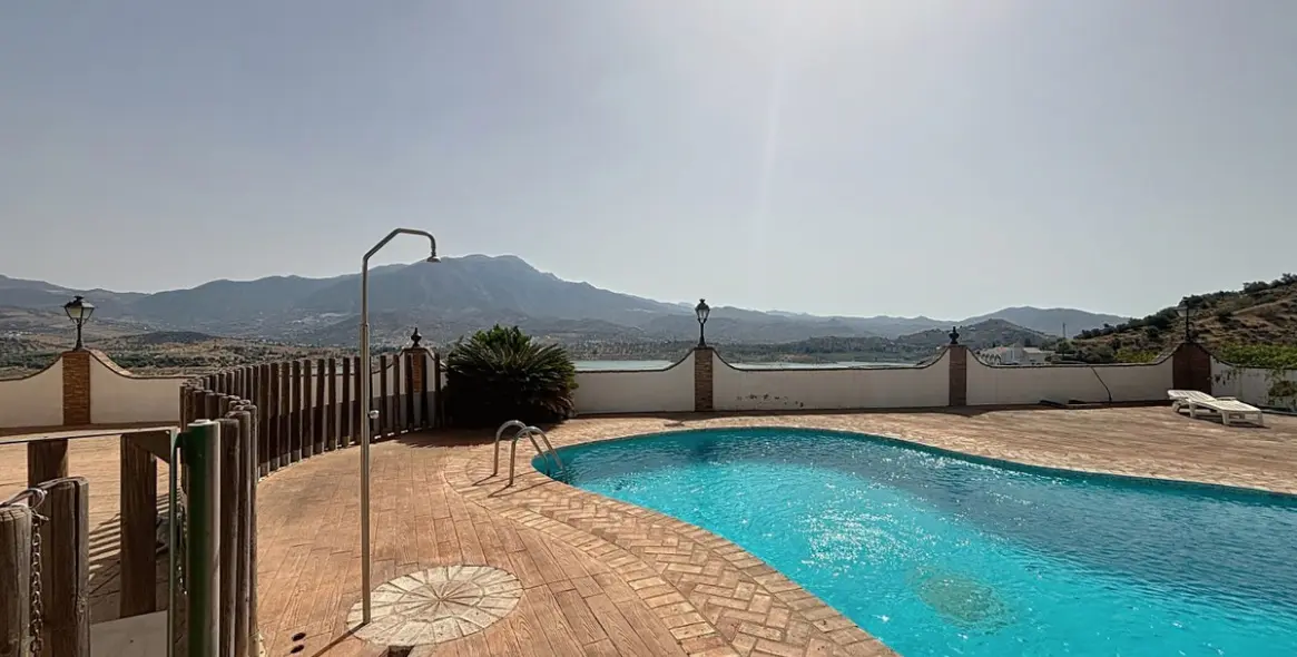 Sale of detached villa in La Viñuela 4