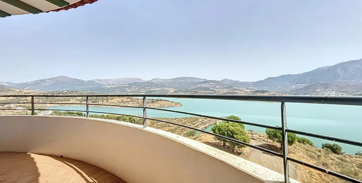 Sale of detached villa in La Viñuela 24