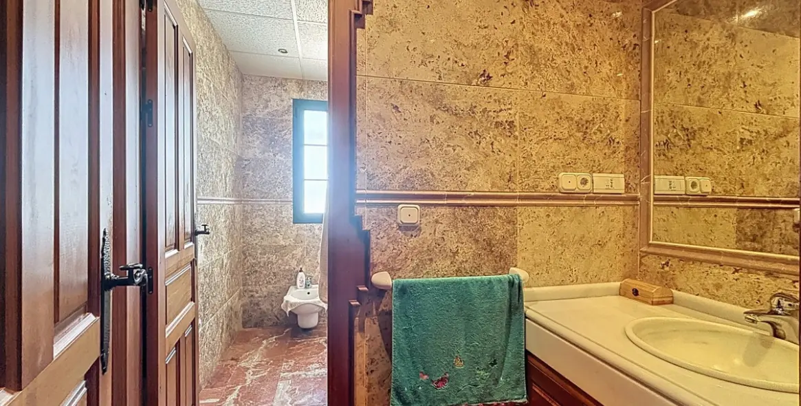 Sale of detached villa in La Viñuela 30