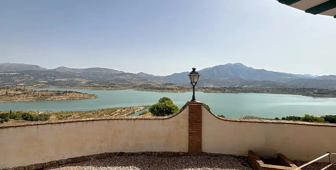 Sale of detached villa in La Viñuela 36