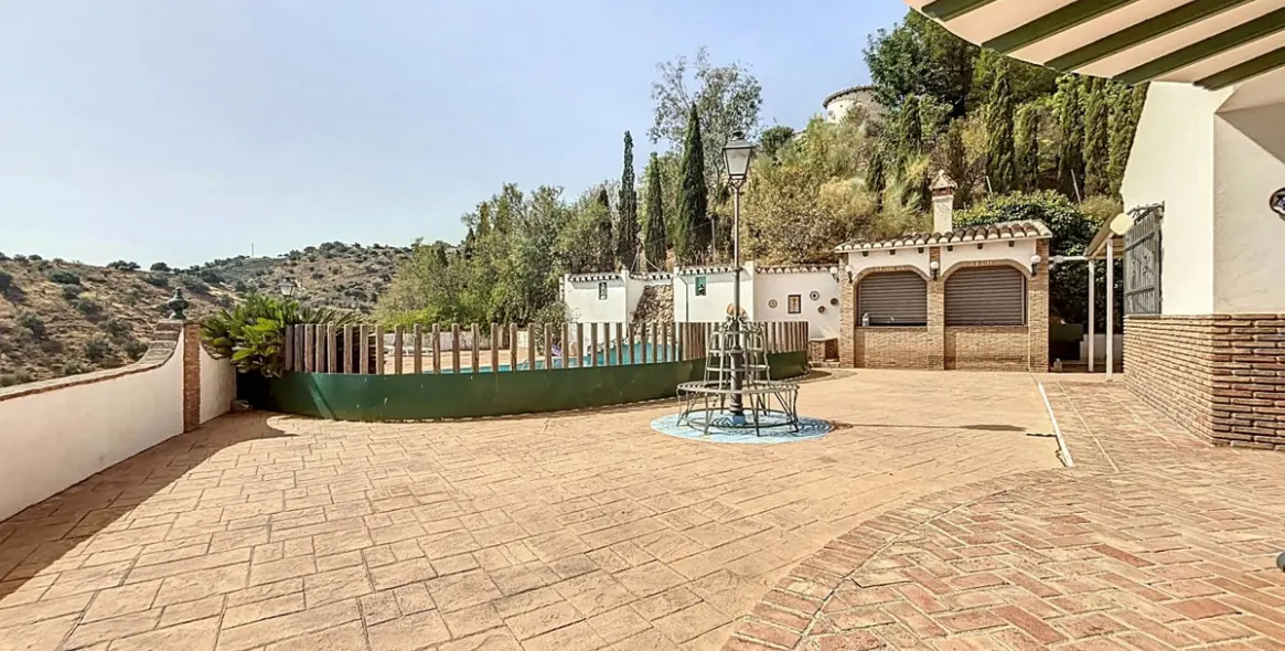 Sale of detached villa in La Viñuela 37