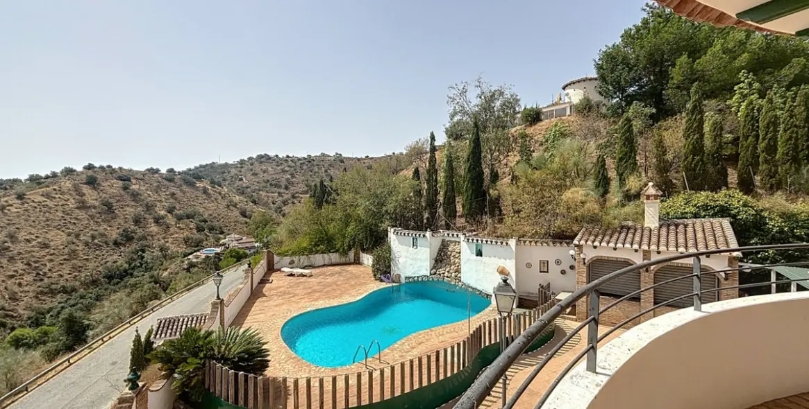 Sale of detached villa in La Viñuela 38