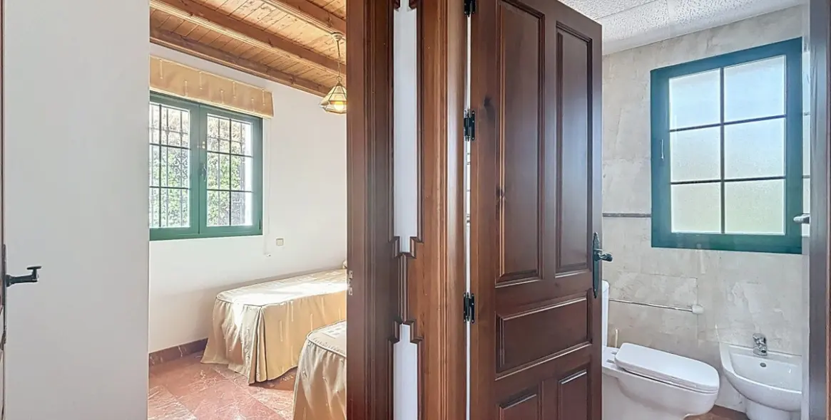 Sale of detached villa in La Viñuela 43