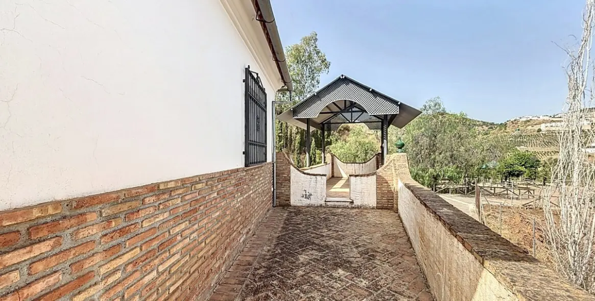 Sale of detached villa in La Viñuela 50