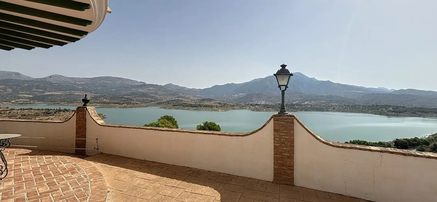 Sale of detached villa in La Viñuela 2