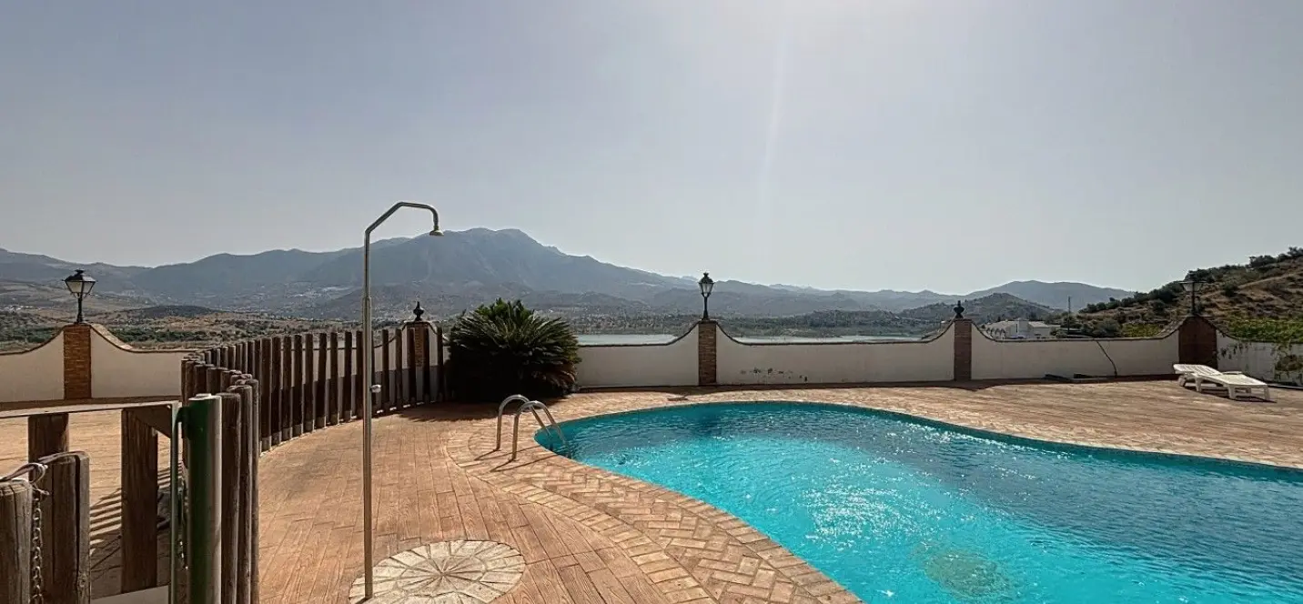 Sale of detached villa in La Viñuela 3