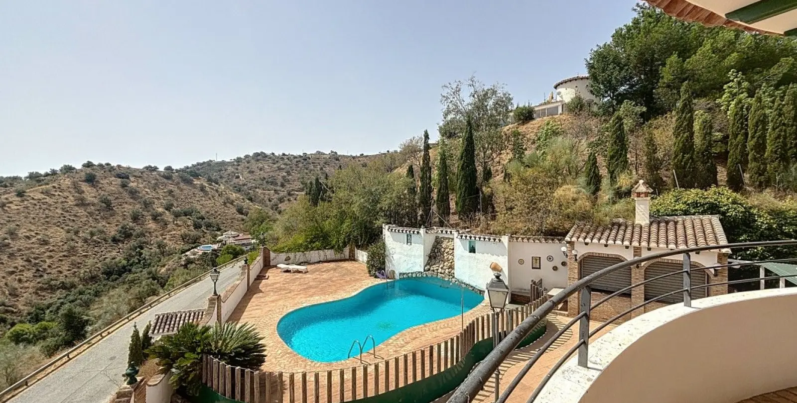Sale of detached villa in La Viñuela 38