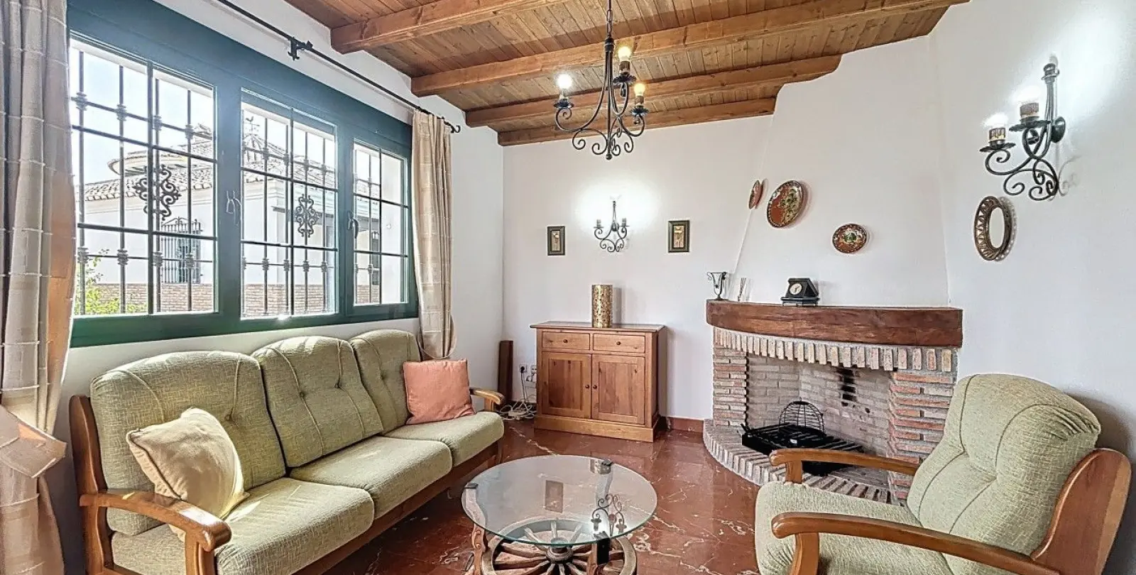 Sale of detached villa in La Viñuela 41