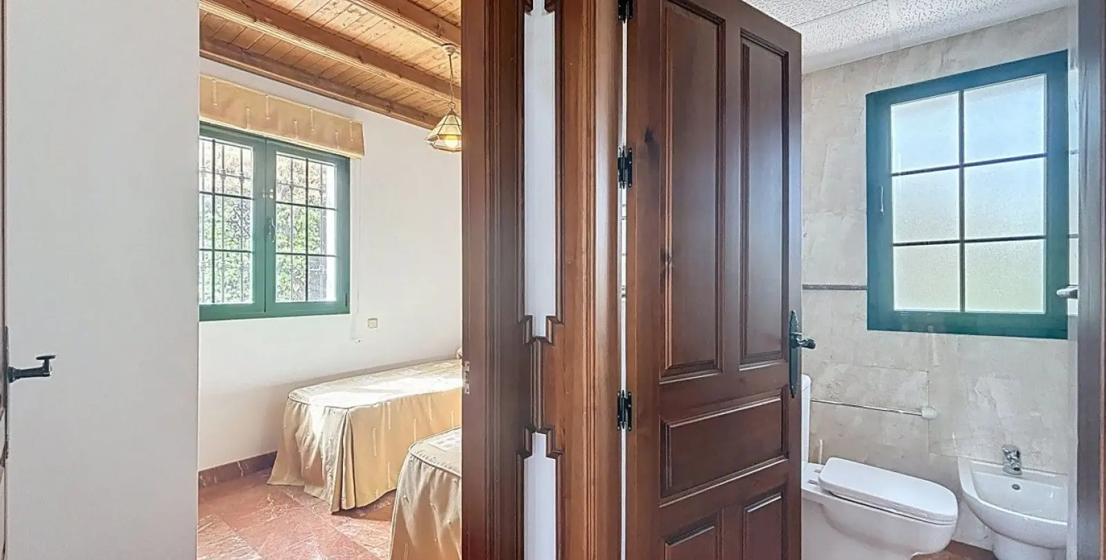 Sale of detached villa in La Viñuela 43