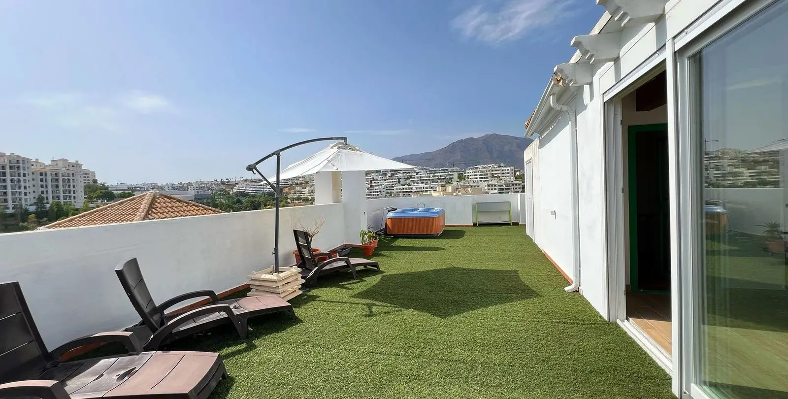 Sale of penthouse duplex in Estepona 42