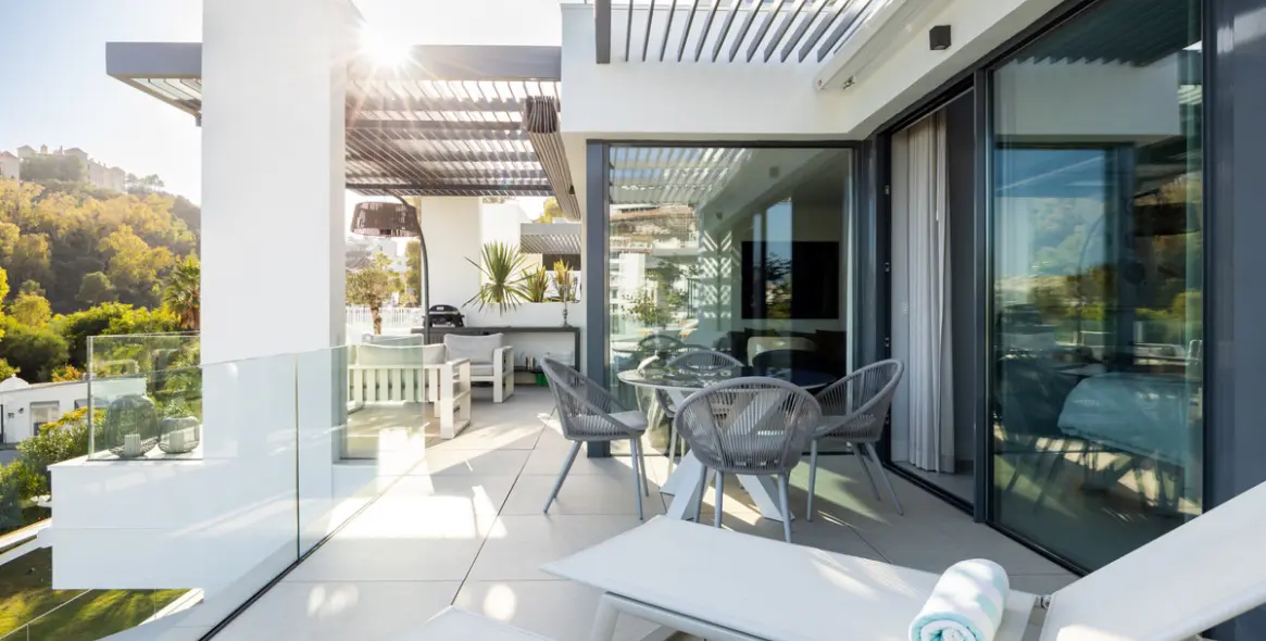 Venta de apartamento en planta media en La Quinta 1