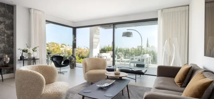 Venta de apartamento en planta media en La Quinta 1