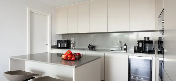 Venta de apartamento en planta media en La Quinta 3