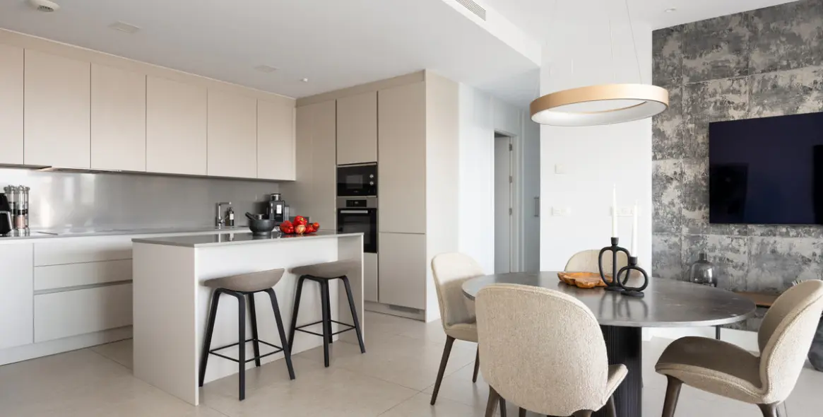 Venta de apartamento en planta media en La Quinta 5