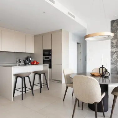 Venta de apartamento en planta media en La Quinta