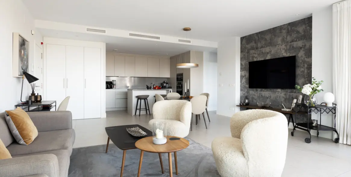 Venta de apartamento en planta media en La Quinta 7