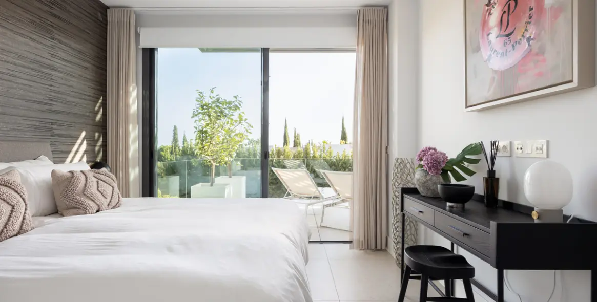 Venta de apartamento en planta media en La Quinta 9