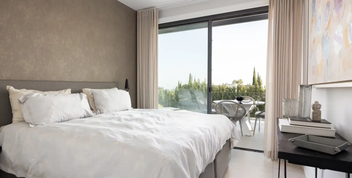 Venta de apartamento en planta media en La Quinta 13