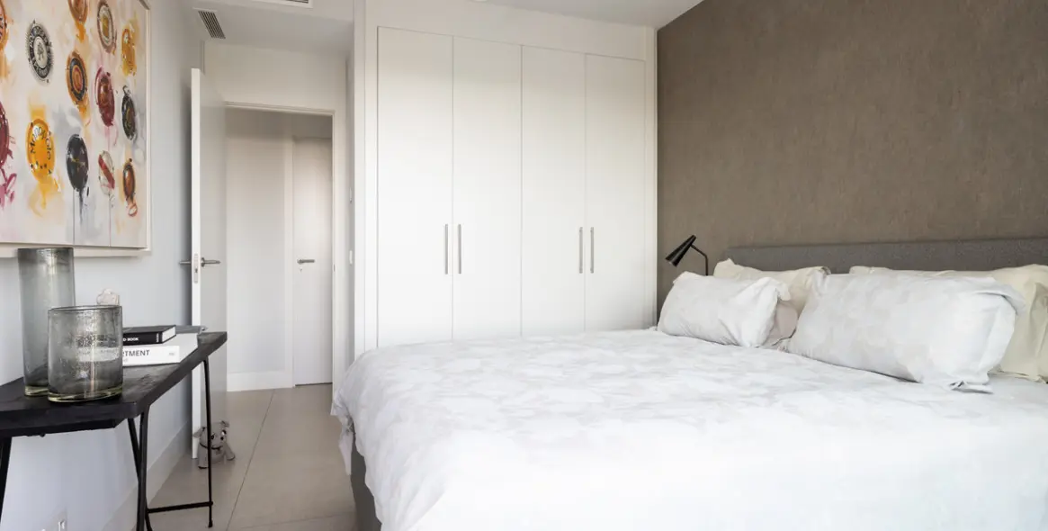Venta de apartamento en planta media en La Quinta 14