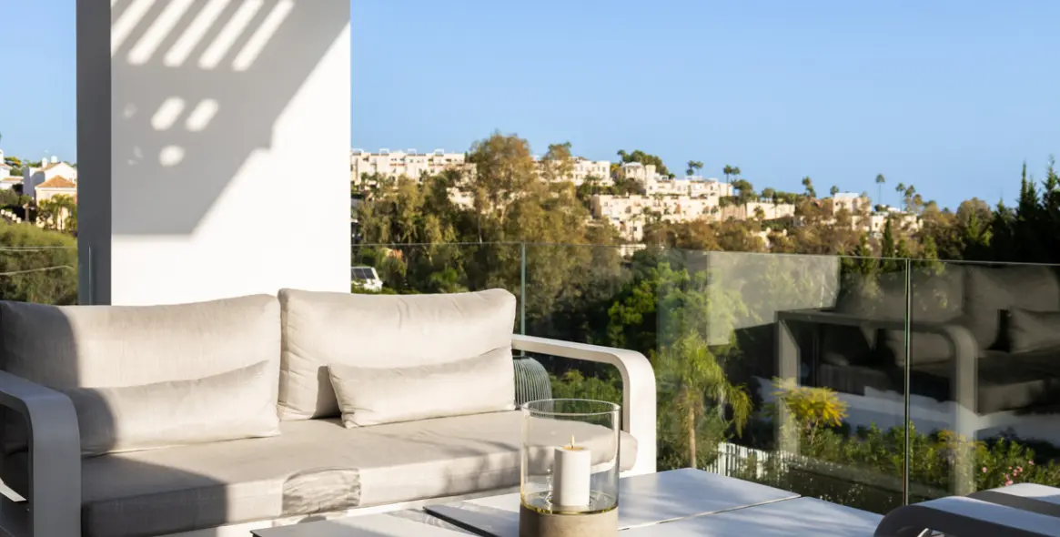 Venta de apartamento en planta media en La Quinta 18