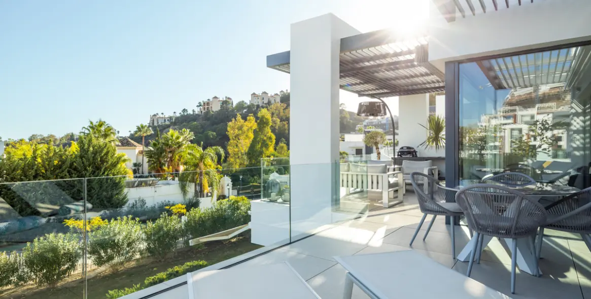 Venta de apartamento en planta media en La Quinta 19