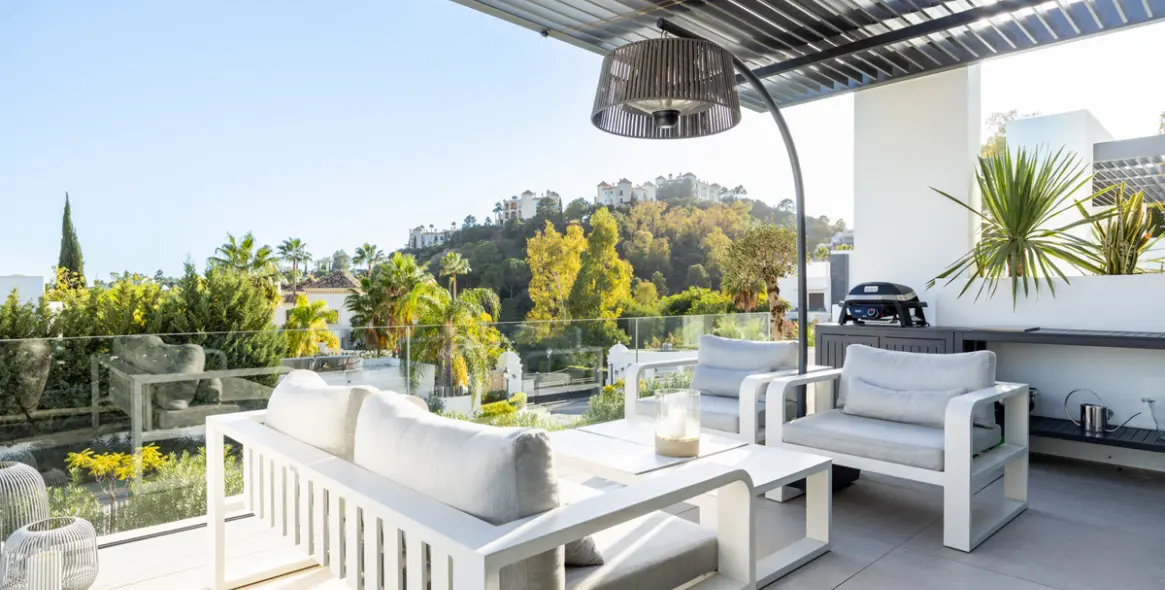 Venta de apartamento en planta media en La Quinta 21