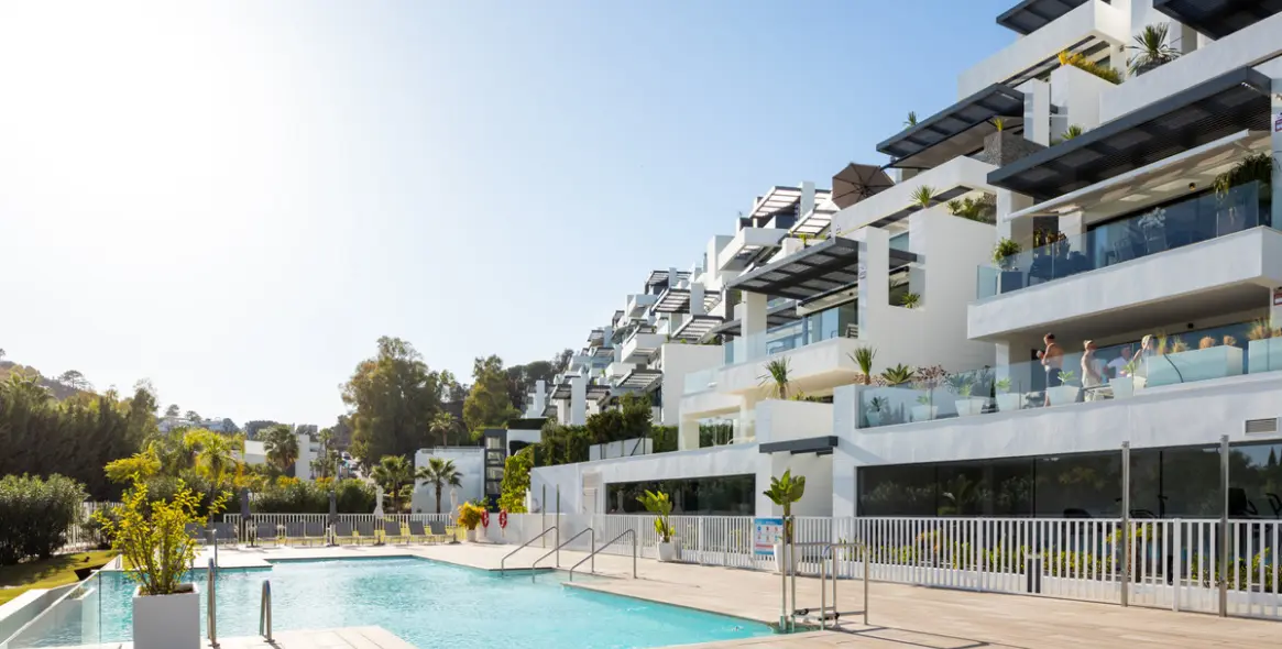 Venta de apartamento en planta media en La Quinta 26
