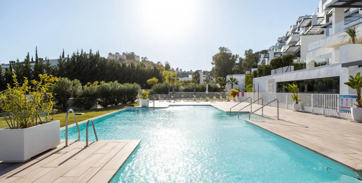 Venta de apartamento en planta media en La Quinta 27