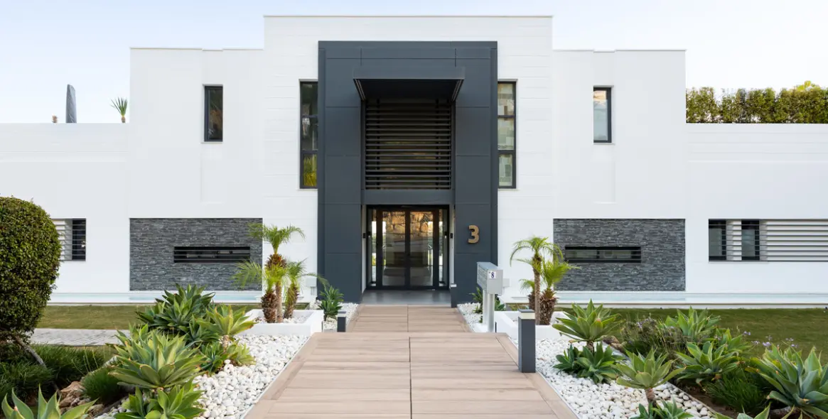 Venta de apartamento en planta media en La Quinta 28