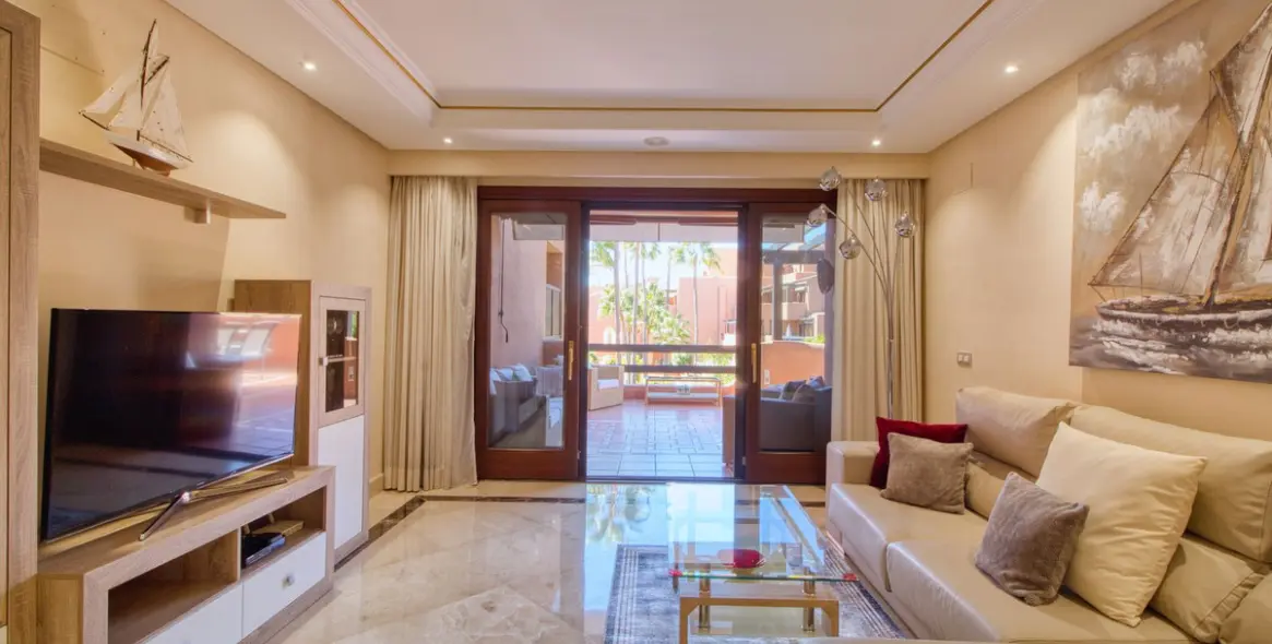 Продажа апартаментов на среднем этаже в Estepona 12