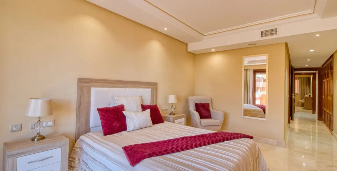 Sale of middle floor apartment in Estepona 21