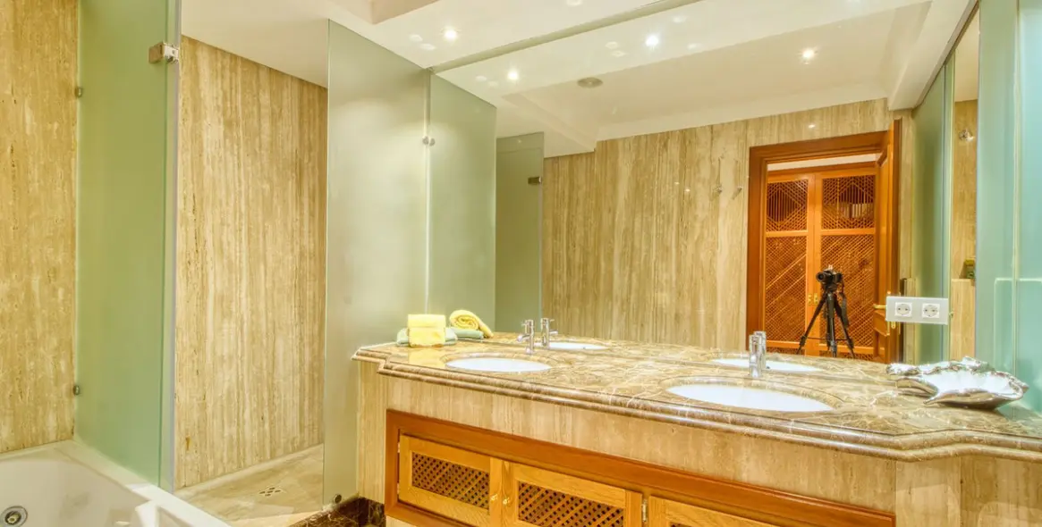 Sale of middle floor apartment in Estepona 23