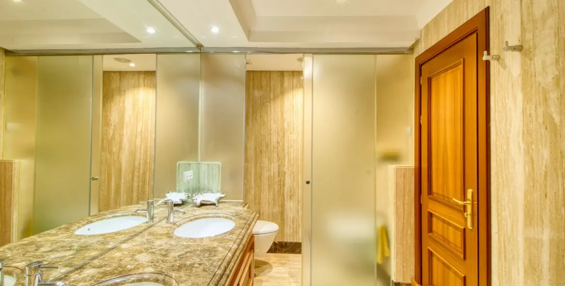 Sale of middle floor apartment in Estepona 25